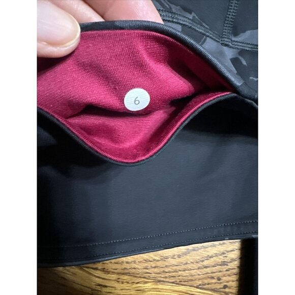 LULULEMON Black Gray Floral Leggings Mid Rise L7 Womens Sz 6 - Picture 7 of 8